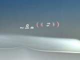 ●ヘッドアップディスプレイ:現在の速度や走行情報をデジタル表示で運転席前方のガラスに投影!運転中、視線をずらさず必要な情報を確認できるのでとっても便利で安心!