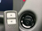 【Hondaスマートキー】カバンやポケットに入れたままでもドアの施錠・解錠が可能なスマートキーを装備。エンジンのオン・オフ時もカギを取り出す必要が無いからとっても便利です♪