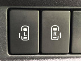【両側パワースライドドア】スマートキーや運転席のスイッチで後席両側スライドドアの開閉が可能♪電動だから力を入れてドアを開ける必要が無く、小さなお子様でも簡単に開け閉めでき快適です♪