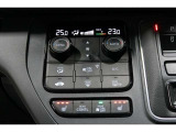 運転席と助手席の温度設定の変更が可能な左右独立タイプのデュアルエアコンです♪♪♪暑がりな人・寒がりな人も誰もが車内を快適にお過ごしいただけます♪♪♪