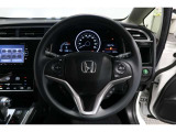 運転中もハンドルでの操作が可能です。特に高速道路等の目が離せない運転時には、便利さだけでなく、安全性も兼ね備えております。