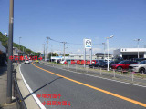 小田原方面よりお越しのお客様は新車ショールームを過ぎてマツダマークの10メートル先が中古車入り口となります。