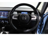 運転中もハンドルでの操作が可能です。特に高速道路等の目が離せない運転時には、便利さだけでなく、安全性も兼ね備えております。