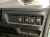 運転席横でアイドリングストップなどスイッチを搭載しています。