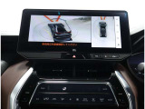 サイドクリアランスビュー表示中に、旋回時の運転操作に合わせて自動で車両を斜め後方から見たような映像を表示。