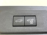 【パワーバックドア】スマートキーや運転席のボタンを押すだけでリアゲートが自動で開閉します!荷物を持っている時や、高い位置にあるバックドアを閉める際に便利な機能です♪