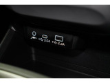 小物の収納に便利なセンタートレイには携帯等のデバイスの充電可能なUSB出力電源付です。