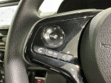 ステアリングにオーディオ操作スイッチが付いています。オーディオ画面に直接タッチしなくても操作が出来ますので、運転に集中できます。