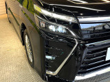 【LEDヘッドライト】悪天候や夜間走行時も良好な視界を確保し安心して運転できる高輝度LEDヘッドライトを装備!点灯速度が早く、消費電力も抑えられています。
