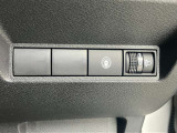 安全装備に関するボタンは運転席周りにまとめて設置されています