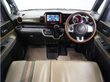 視界広々で運転しやすくロングドライブでも疲れを感じさせないすっきりとまとまったインパネ周りです。