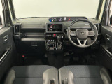 【インパネ】運転のしやすさを最優先に設計された見晴らしの良いフロントビュー。車両間隔が掴みやすく狭い道でも安心♪「安全」と「品質」を最優先に、安心してお乗りいただけるクルマを提供いたします。