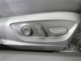 【電動シート】運転席の位置調整はスイッチ操作だけ!微調整もできますよ。