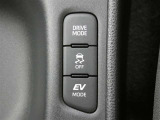 EVドライブモードで、早朝・深夜や屋内の駐車場などで、エンジン音や排気ガスを気にすることなく走れます。