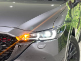 【LEDヘッドライト】悪天候や夜間走行時も良好な視界を確保し安心して運転できる高輝度LEDヘッドライトを装備!点灯速度が早く、消費電力も抑えられています。