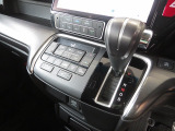 インパネシフトだから視線の移動も少なく足元もスッキリ♪運転席もゆったりしているのでゆとりを持ってドライブできますね!