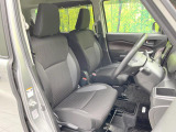 運転席まわりには十分なスペースがあり、大柄な方でもゆったり運転していただける環境です。