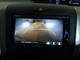 バックカメラの画像です。ガイドラインがスムースな車庫入れをサポートいたします。車庫入れの安心感がアップしますね。