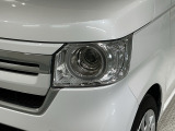 LEDヘッドライトは、点灯の瞬間から最大光量を発揮し、突然暗くなるトンネルなどでの安定感を高めます。