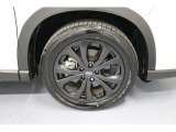225/55R18インチのダークメタリック塗装の専用アルミホイールで足元を引き締めてくれます。