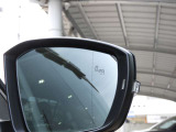 【ブラインドスポットアシスト】 車線変更アシスト機能。ドライバーの死角となる後方側面に車両を検知した際、ドアミラーに内蔵された警告灯が点滅しドライバーに注意を促します。