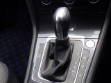 手に馴染むフロアシフトで、運転がさらに直感的で快適に。スタイリッシュなデザインとスムーズな操作感が、毎日のドライブをもっと楽しくします!