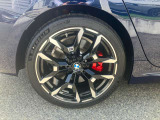 【BMWアロイホイル】軽量かつ強度に拘ったアロイホイル。走行性能ポテンシャルを引き出す設計。車の足元を引き締めてくれる大きなポイントはアロイホイルです。