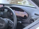 ●隣りの車からウィンドウ越しにバーチャルコクピットが際立っています。大変美しく高級感あふれるインテリアでございます