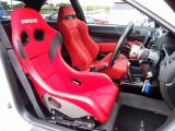 運転席シートは高額モデルのBRIDEシートに交換。助手席シートはタイプR標準装備のRECAROセミバケットシートが装備されております。ご希望に応じてRECARO製やBRIDE製シートなども交換可能です