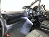 運転席周りのレイアウトをご覧ください。ナビゲーションが綺麗に装着されすっきり収まってますね!