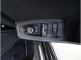 運転席ドアの操作しやすい位置にミラー操縦スイッチがついておりますので、ストレスなく自分のフィットする位置にセッティング頂けます。