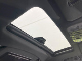 【サンルーフ】開放感たっぷりの希少装備、サンルーフが装着されています!車内に明かりを取り入れたり景色を楽しむ以外にも、車内の空気も簡単に換気できて快適です!