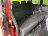 広々とした2列目シートは居住性が高く、居心地も快適!友達や家族とのお出かけにぴったりです。ベビーシートやチャイルドシート使用時も快適にお過ごしいただける十分な空間を確保しています。