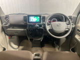 前席のフロアに障害物がなく足元に広いスペースを確保。運転席、助手席間を自由に移動できるので、ドライバーが助手席ドアから乗り降りする際にも、スムースに移動できます!