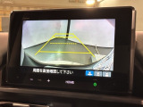 リバースギアに入れるだけで後方の表示へ切り替わります。夜間や雨の日の駐車も楽になりますよ。