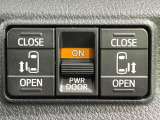 【両側パワースライドドア】スマートキーや運転席のスイッチで後席両側スライドドアの開閉が可能♪電動だから力を入れてドアを開ける必要が無く、小さなお子様でも簡単に開け閉めでき快適です♪