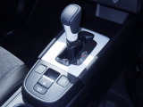 手に馴染むフロアシフトで、運転がさらに直感的で快適に。スタイリッシュなデザインとスムーズな操作感が、毎日のドライブをもっと楽しくします!