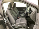 広い足元にゆったり座れるシートには肘掛けも装備しており長距離の運転でも疲れにくくなってます。女性でも運転がしやすいように、シートの高さ調整機能(シートリフター)がついています。