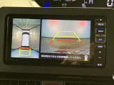 車輌の前後左右に搭載した4つのカメラから取り込んだ画像を合成し、くるまを真上からみているような映像を表示。運転席から確認しにくい車輌周囲の状況を把握できまよ ♪