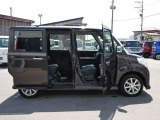 両面スライドドアとなっております!狭い場所に駐車した時に安心して横にスライドして乗り降りできますよ!