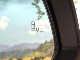 【ブラインドスポットモニター】走行中、ドアミラーの死角になりやすい箇所に後続車が接近するとサイドミラーのレンズに警告を表示!ドライバーに注意喚起をしてくれます。