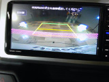 バックカメラの画像です。ガイドラインがスムースな車庫入れをサポートいたします。車庫入れの安心感がアップしますね。