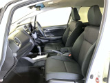 高いホールド性で運転姿勢が安定します。長距離ドライブでも疲れにくいのが魅力です。快適なドライビングライフをお送りください♪