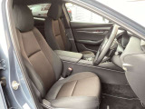 正しい姿勢で運転できるように体幹の腰部をしっかりささえるようデザインされているシートです。素材、シート形状を研究することでフィット感を高めつつ、優れた快適性を実現しています。