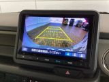 リバースギアに入れるだけで後方の表示へ切り替わります。夜間や雨の日の駐車も楽になりますよ。