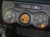【オートエアコン】車内温度を感知して自動で温度調整をしてくれるのでいつでも快適な車内空間を創り上げます!どの席に座っても快適なドライブが楽しめます♪