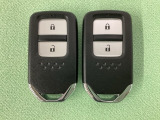 スマートキーを装備しています。鍵を差し込むことなくドアロックの開け閉めと、スタートボタン操作でのエンジンスタートができます。スペアキーも同じものを用意しております。