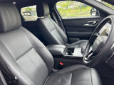 シートは座面やホールド感を含め座り心地がよく設計されています。また、運転席助手席ともにコンディションも良く、シートの汚れや変色等は特別感じられません。