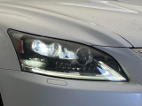 【三眼LEDヘッドライト】スタイリッシュな見た目の三眼LEDヘッドライトを装備♪スタイルだけでなく、夜間の走行も視界良好で安心してお乗りいただけます。