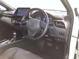運転席周りのレイアウトをご覧ください。ナビゲーションが綺麗に装着されすっきり収まってますね!